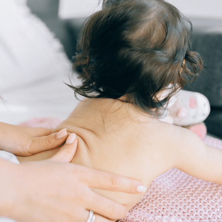 Massage du dos pour bébé