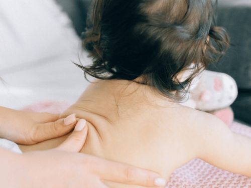 Massage du dos pour bébé